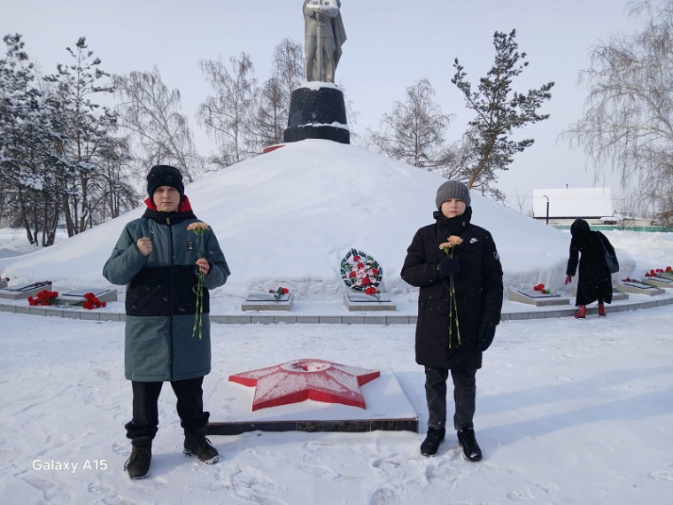Церемония возложения цветов, приуроченная ко дню разгрома советскими войсками немецко-фашистских войск в Сталинградской битве..